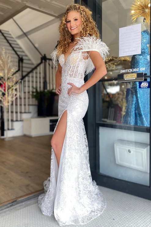 Vestido de Baile com Renda, Ombros Descobertos e Cauda de Sereia