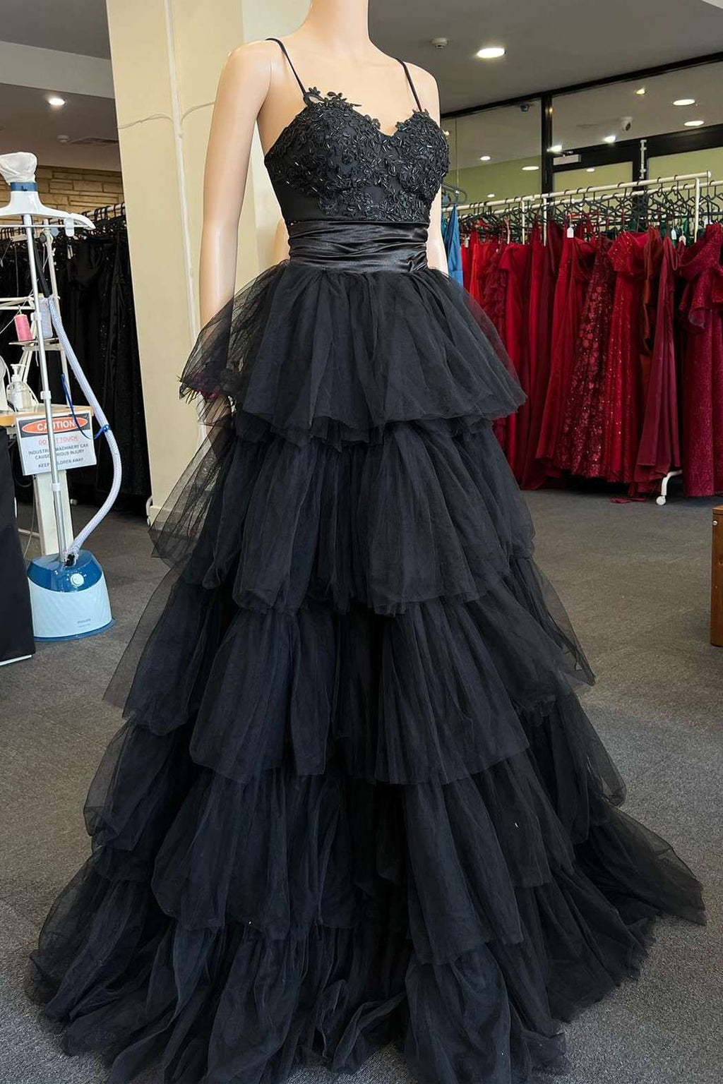 Vestido de Baile Longo Preto com Alças Múltiplas em Camadas e Corte em A Roycebridal