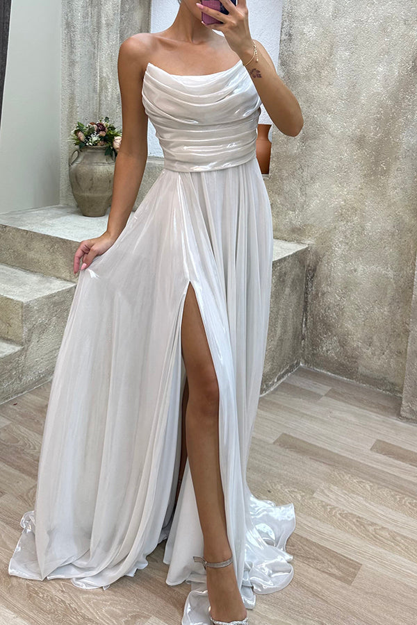 Golden Years – Schulterfreies Maxikleid aus Satin mit Wasserfallausschnitt, plissiertem Drapierungsschlitz 