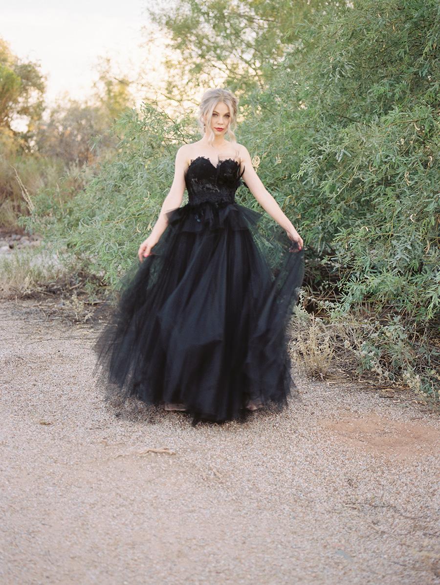 Chic Black Long Lace Tulle Open Back Wedding Dress With Sweetheart Neckline