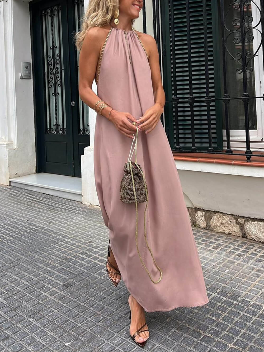 Robe longue à col bénitier avec finitions dorées