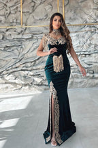 Elegante abito da sera a sirena con scollo a V e spalle scoperte, decorato con applicazioni