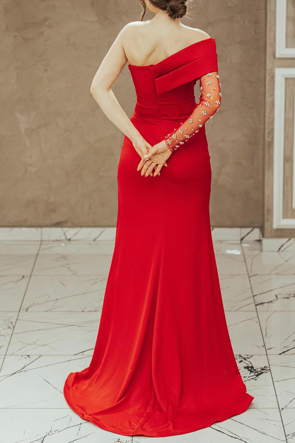 Abito da sera rosso a sirena con una spalla, spacco e paillettes
