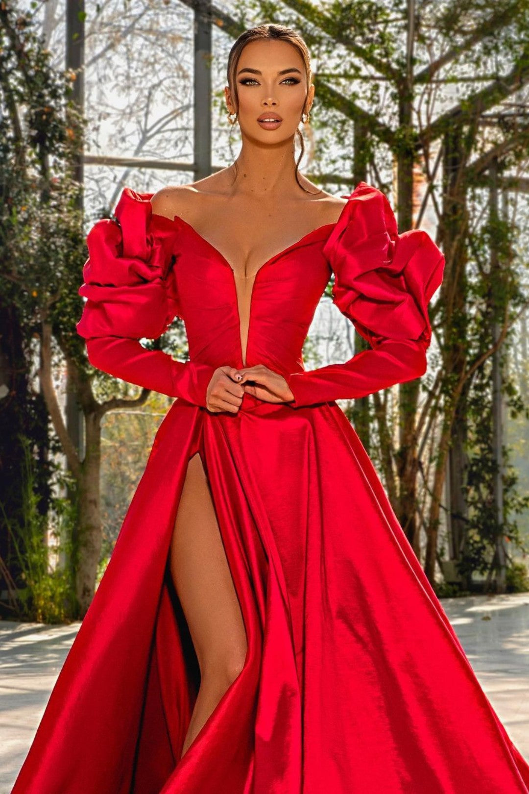 Abito lungo da sera rosso sexy in raso con scollo a V e maniche a sbuffo con spacco