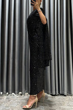 Robe de soirée mi-longue Darling à paillettes avec empiècement en cape, taille croisée et fente