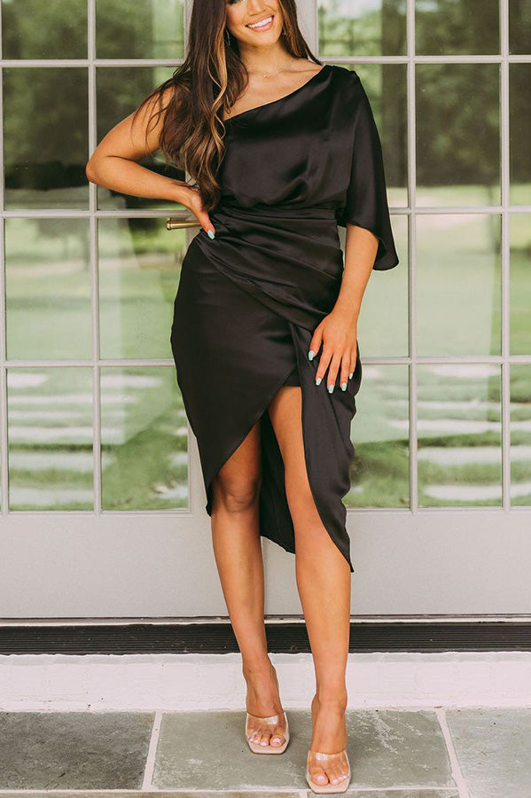 Robe drapée en satin à une épaule