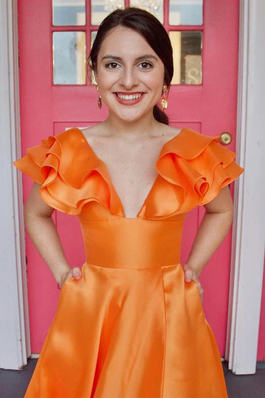 Vestido longo de baile cor-de-rosa vivo com decote em V, folhos e corte em linha A