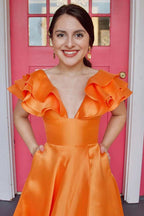 Vestido longo de baile cor-de-rosa vivo com decote em V, folhos e corte em linha A