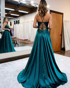 Vestido de cerimónia Sunnderly com alças finas em linha A, costas em corpete e racha