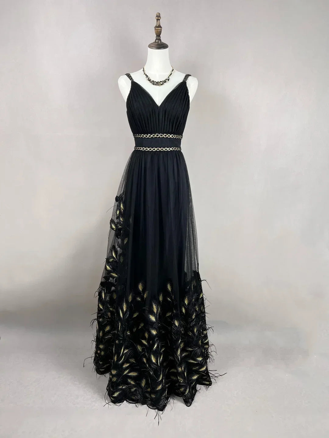 Hermoso vestido de fiesta formal de tul negro, seda dorada y plumas, corte en línea A Y8652