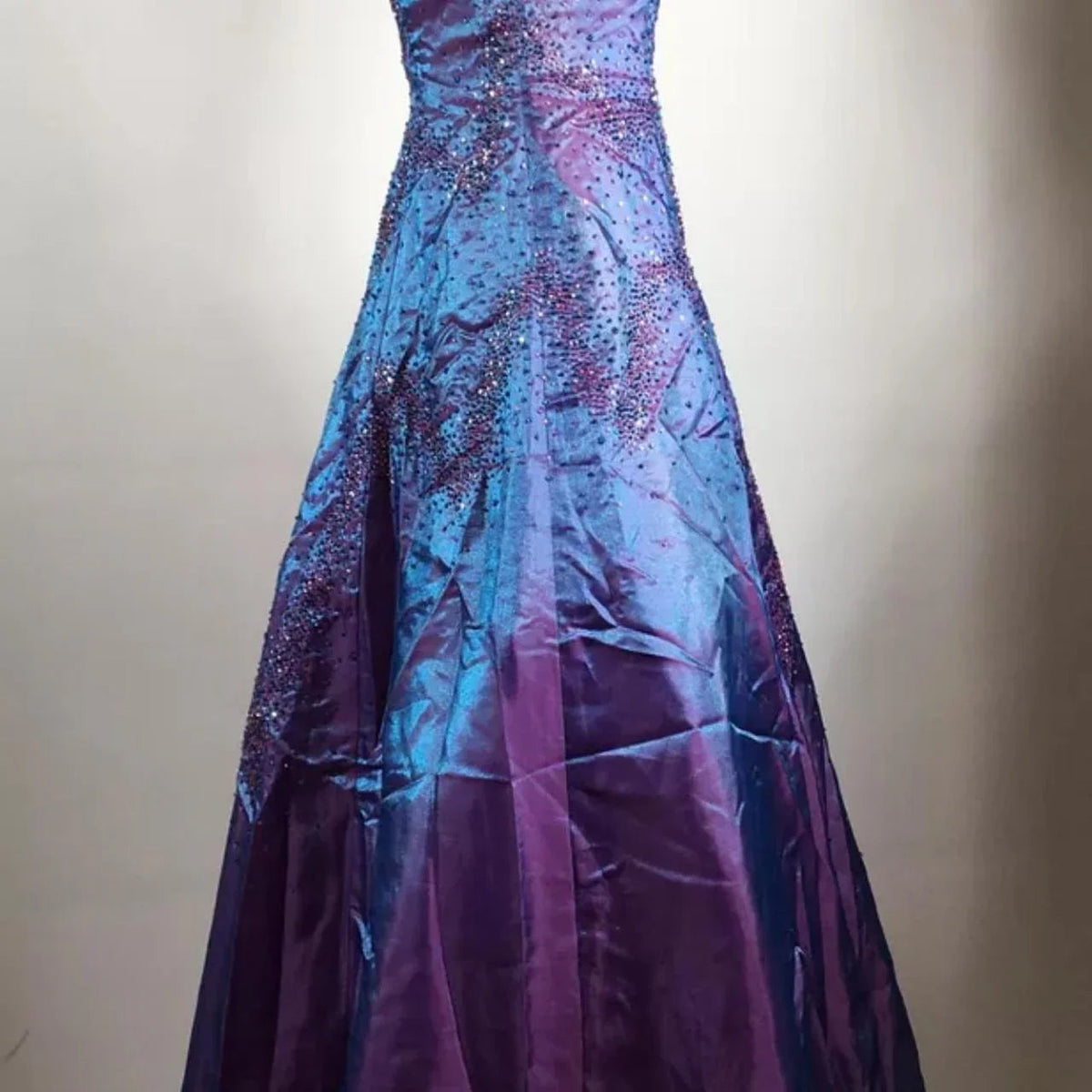 Deslumbrante Vestido de Noite Roxo com Contas, Corte em A, Alças Finas, Vestido de Festa e Baile Y7955