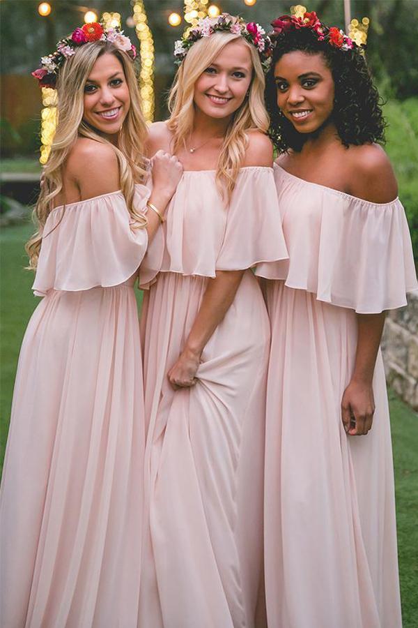 Vestidos de dama de honor de gasa rosa con volantes, hombros descubiertos y largo hasta el suelo 