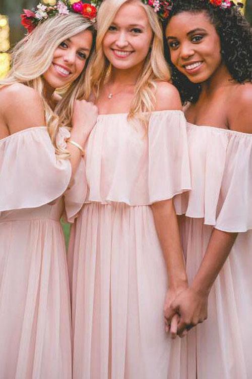 Vestidos de dama de honor de gasa rosa con volantes, hombros descubiertos y largo hasta el suelo 