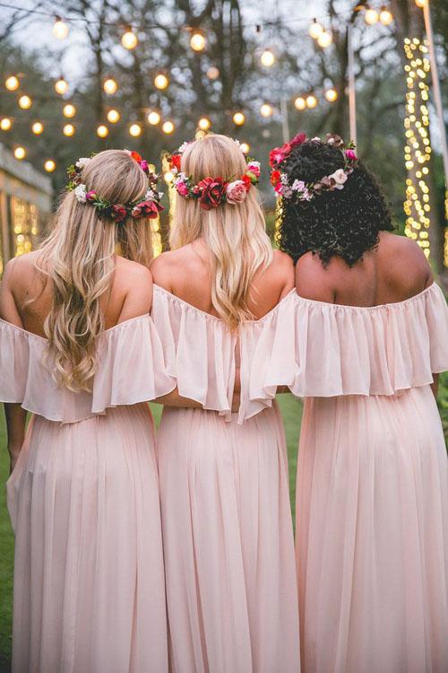 Vestidos de dama de honor de gasa rosa con volantes, hombros descubiertos y largo hasta el suelo 