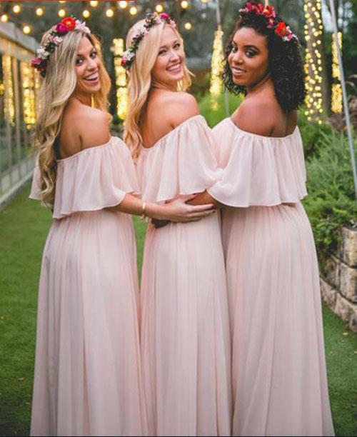 Vestidos de dama de honor de gasa rosa con volantes, hombros descubiertos y largo hasta el suelo 