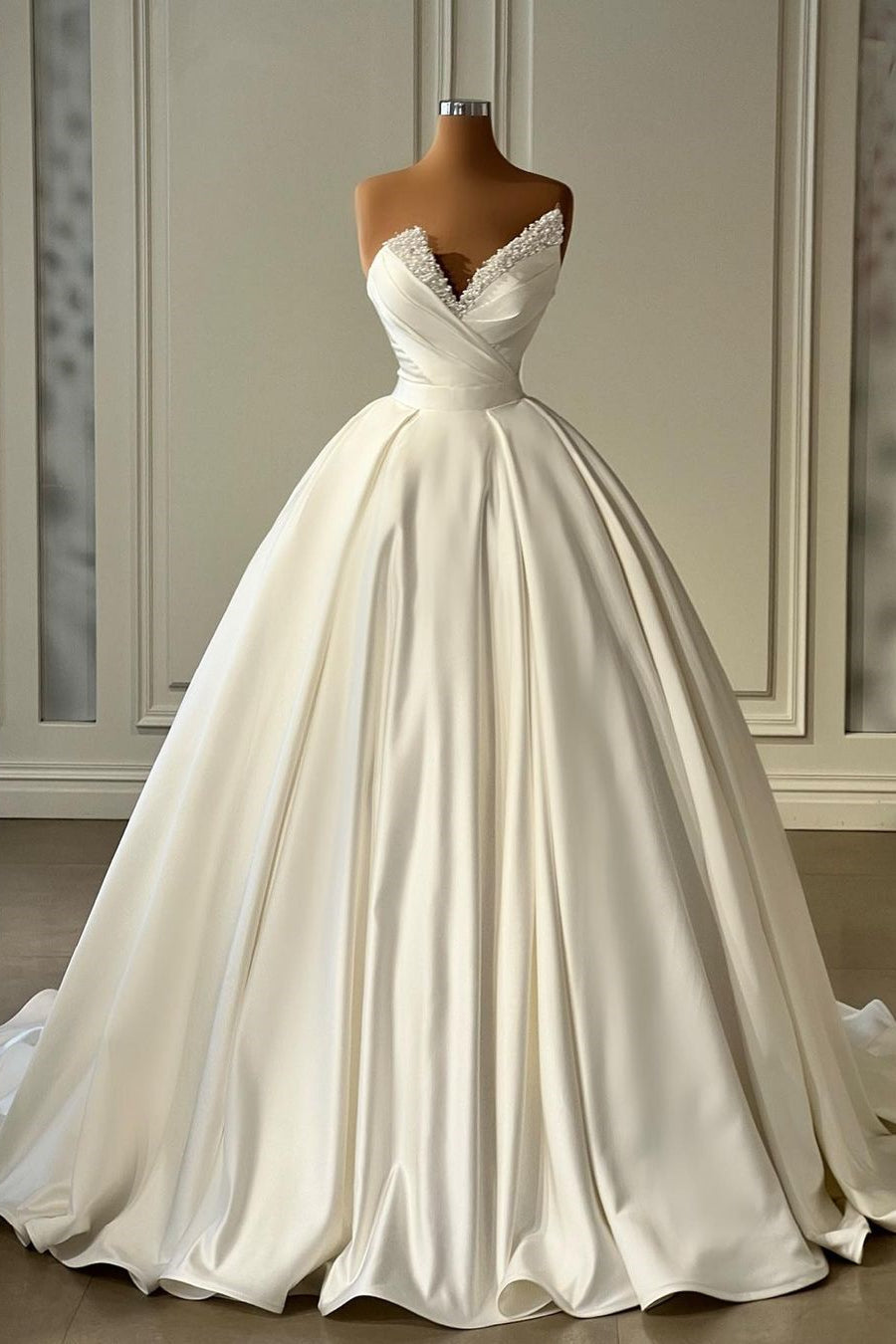 Vestido de noiva comprido princesa em cetim marfim com detalhes em pérolas