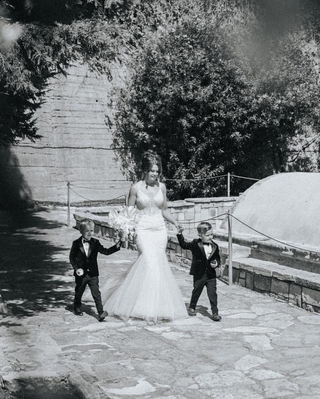 Vestido de casamento longo do laço da sereia com o pescoço em V das correias de espaguetes sem encosto