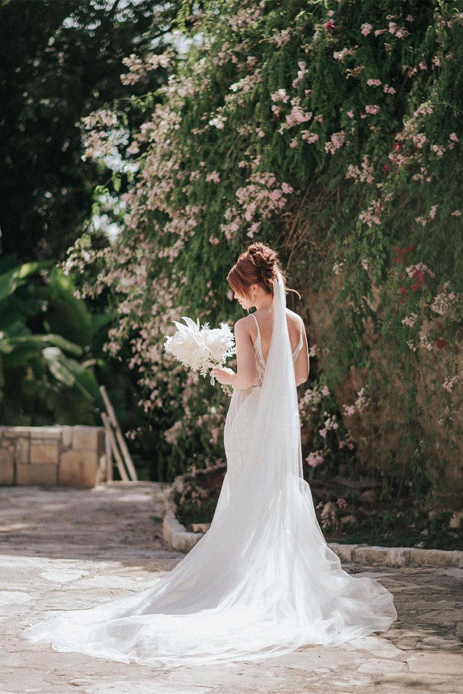 Vestido de casamento longo do laço da sereia com o pescoço em V das correias de espaguetes sem encosto