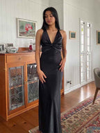 Vestido de noite de baile em cetim azul-petróleo com frente única e laço sem costas