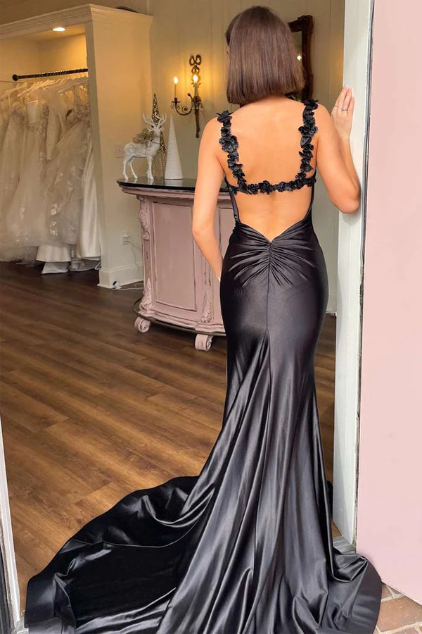 Vestido longo formal preto de cetim com padrão floral e corte sereia