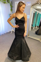 Vestido longo preto para baile com alças pregueadas em cetim cruzadas e laço