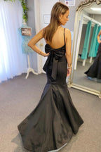 Vestido longo preto para baile com alças pregueadas em cetim cruzadas e laço