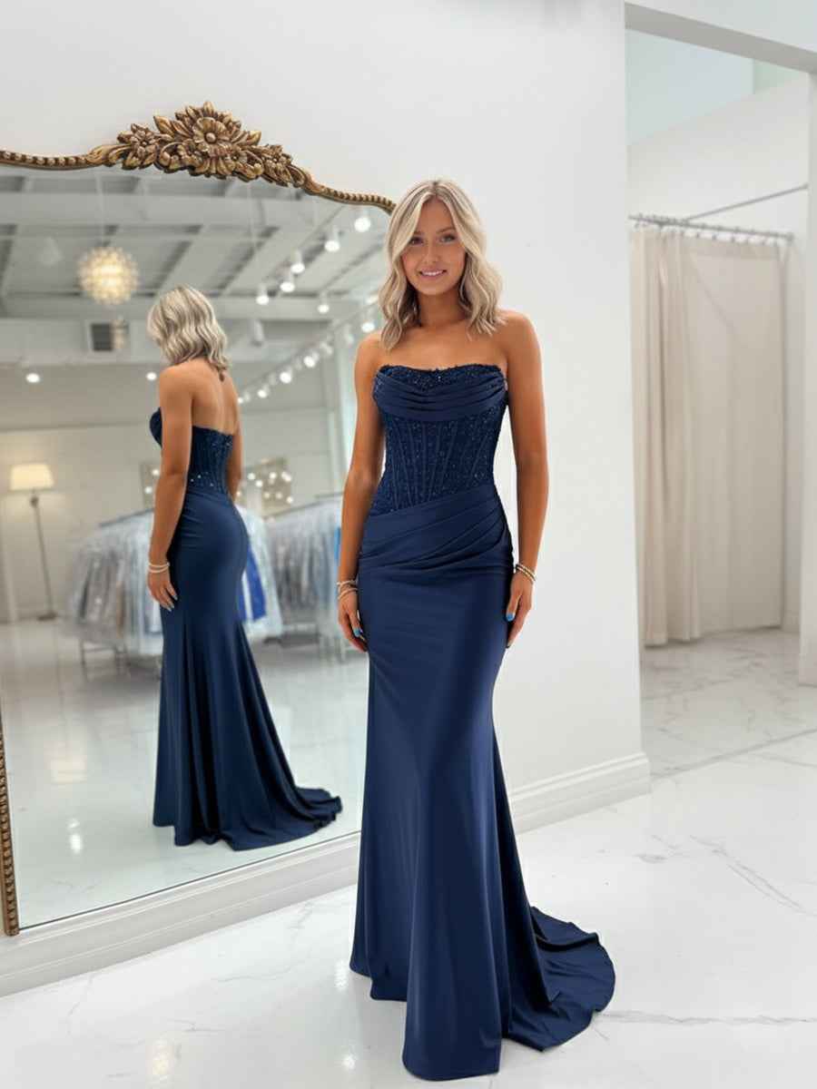Vestido de baile comprido em cetim azul marinho com enfeites e aplicações de missangas