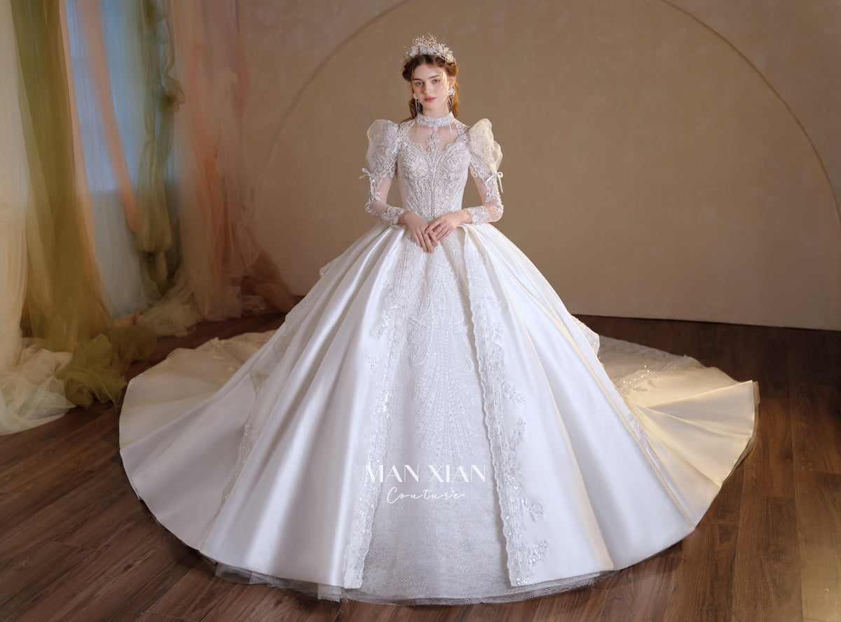 Abito da sposa in raso con collo alto, gonna a palloncino, strascico a cattedrale e applicazioni di pizzo cristallino