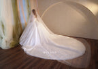 Abito da sposa in raso con collo alto, gonna a palloncino, strascico a cattedrale e applicazioni di pizzo cristallino