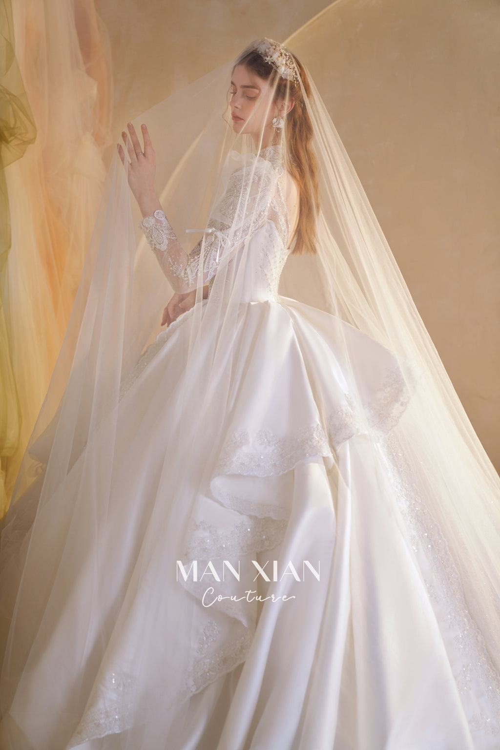 Abito da sposa in raso con collo alto, gonna a palloncino, strascico a cattedrale e applicazioni di pizzo cristallino