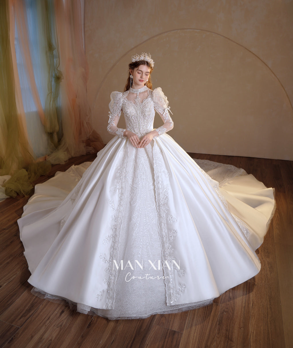 Abito da sposa in raso con collo alto, gonna a palloncino, strascico a cattedrale e applicazioni di pizzo cristallino