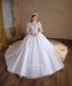 Abito da sposa in raso con collo alto, gonna a palloncino, strascico a cattedrale e applicazioni di pizzo cristallino