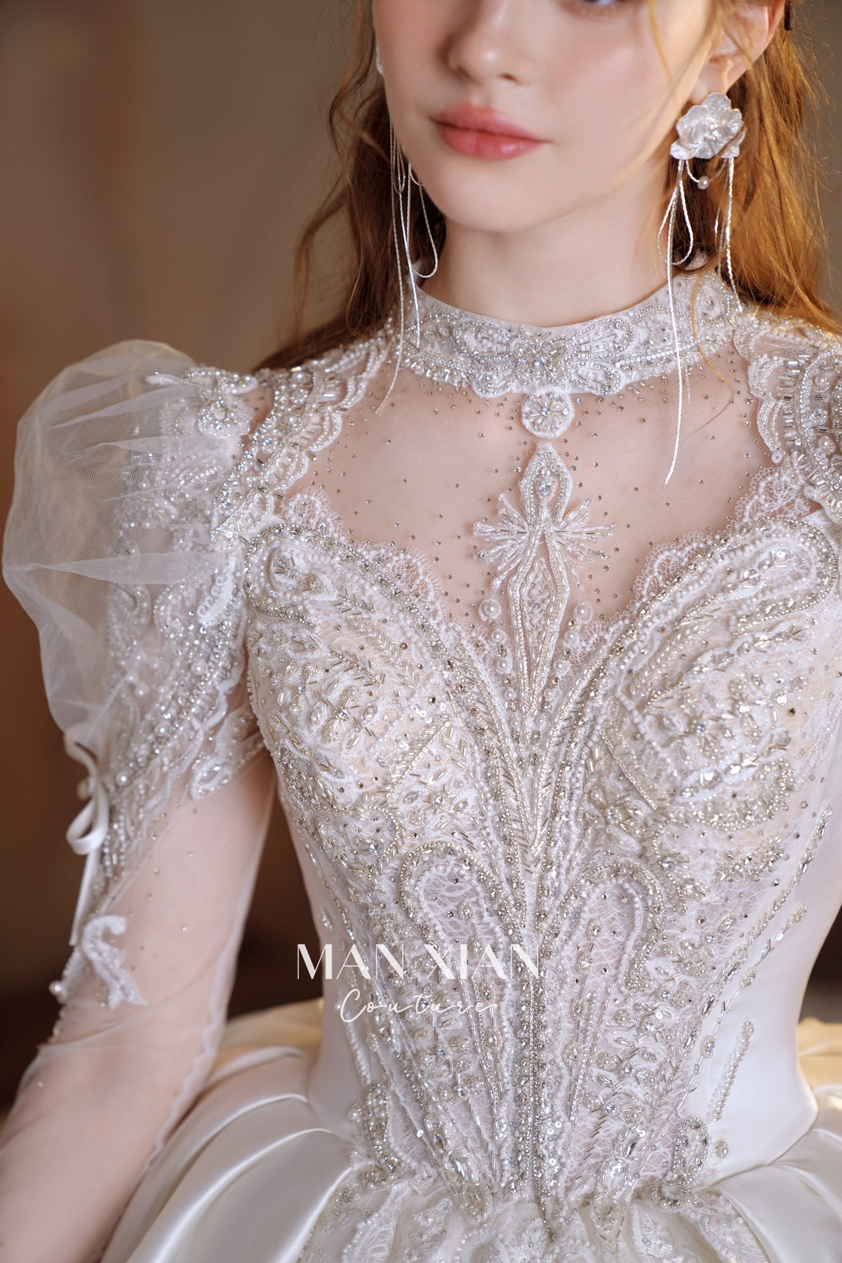 Abito da sposa in raso cristallino con collo alto, maniche a sbuffo e strascico a cattedrale