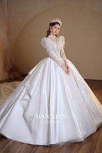 Abito da sposa in raso con collo alto, gonna a palloncino, strascico a cattedrale e applicazioni di pizzo cristallino