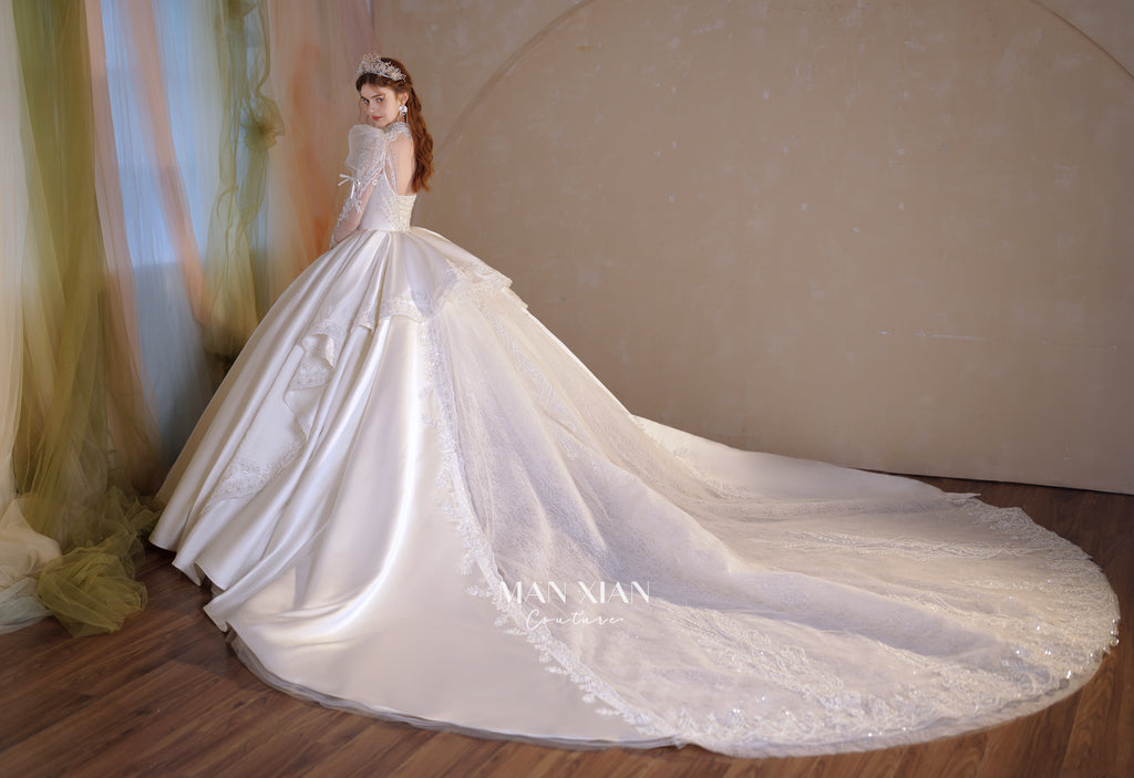 Abito da sposa in raso con collo alto, gonna a palloncino, strascico a cattedrale e applicazioni di pizzo cristallino