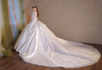 Abito da sposa in raso con collo alto, gonna a palloncino, strascico a cattedrale e applicazioni di pizzo cristallino