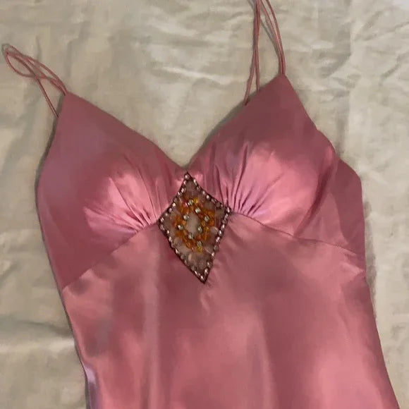Vestido de Festa Longo de Cetim com Alças Finas Cor-de-Rosa e Bordado com Contas Y8216