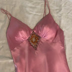 Vestido de Festa Longo de Cetim com Alças Finas Cor-de-Rosa e Bordado com Contas Y8216