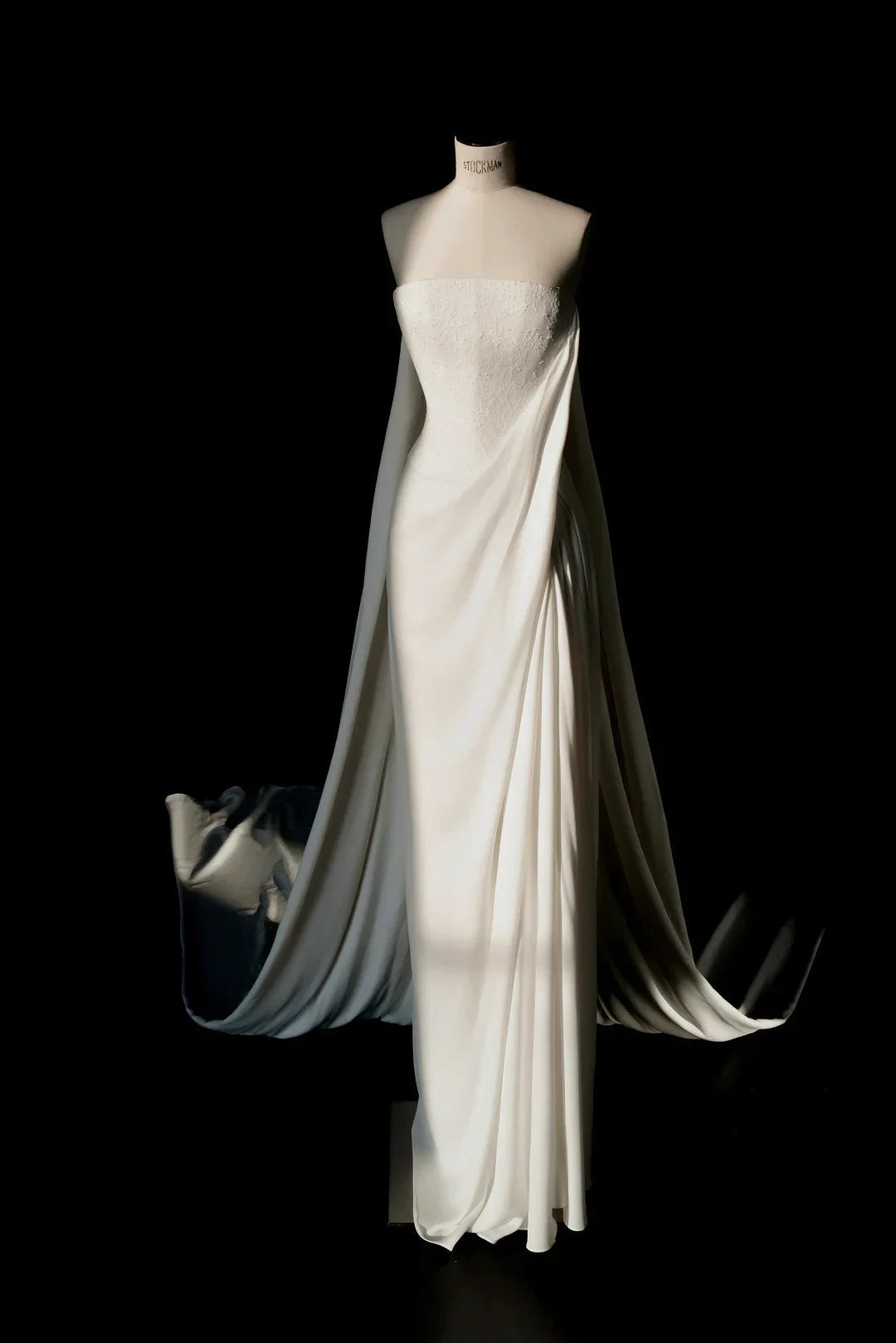 Vestido longo simples de cetim branco com renda, modelo justo e sem alças, para baile Y8689