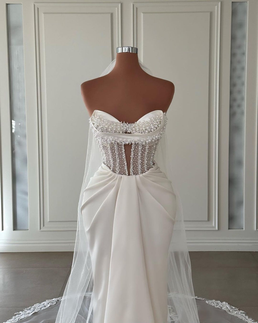 Vestido de noiva de cetim sereia marfim com enfeites de pérolas sem mangas