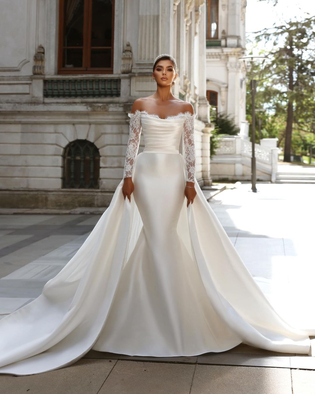 Vestido de casamento branco longo do laço da sereia fora do trem destacável do ombro
