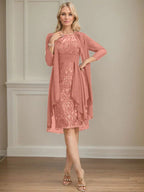 Etui/Säulenförmiges Kleid mit Illusion, knielang, aus Spitze und Chiffon, Brautmutterkleid mit herabfließenden Rüschen und Pailletten