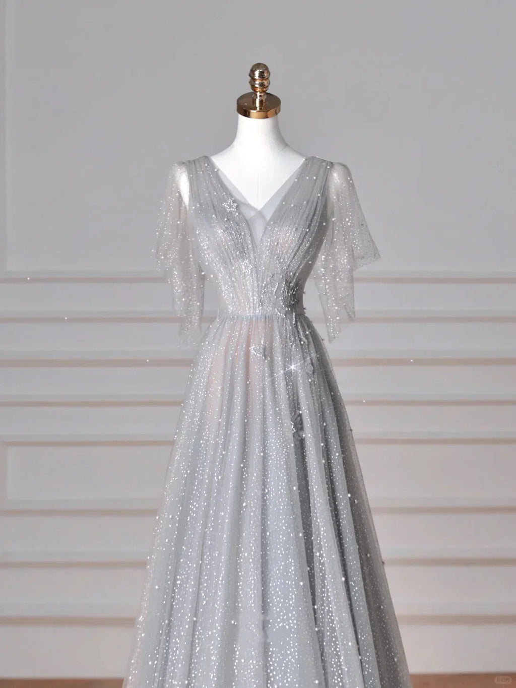 Vestido de Festa Cinzento Brilhante em Tule com Lantejoulas, Corte em A, Decote em V Sexy, Vestido de Noite Y8638