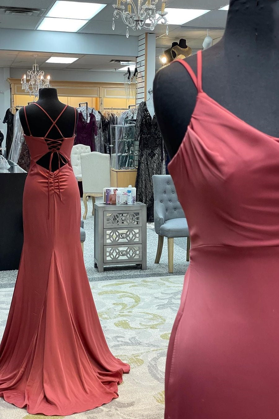 Robe de bal longue mauve avec col bénitier et bretelles