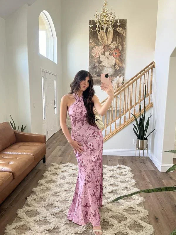 Vestido largo de fiesta elegante de satén rosa con estampado y cuello halter Y8454