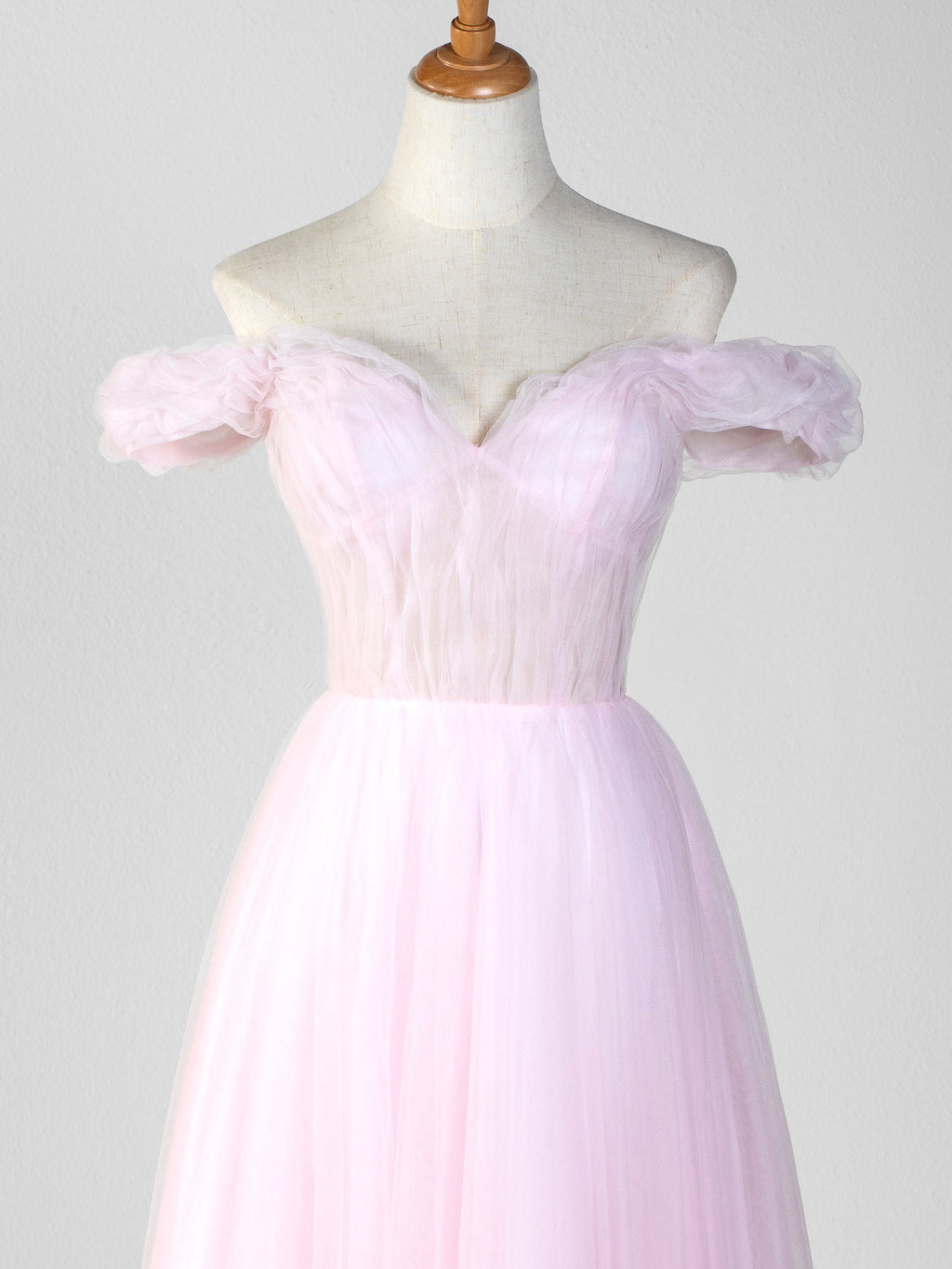 Abito da sera in tulle con scollo a cuore e spalle scoperte, lunghezza al tè
