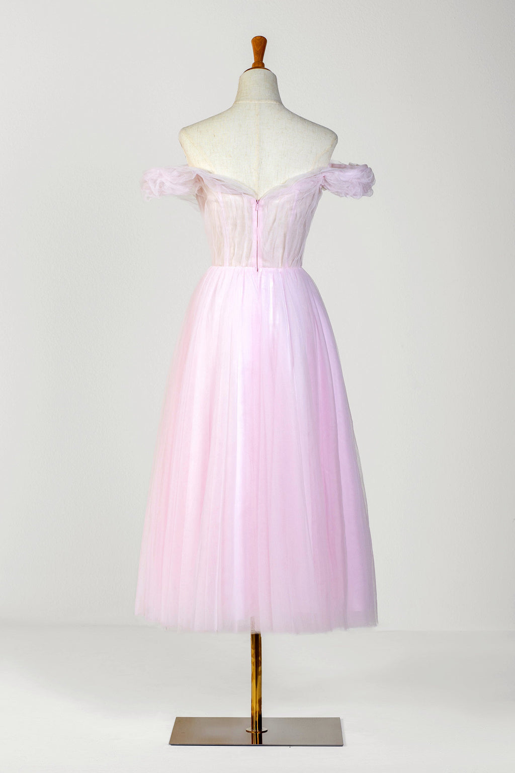 Abito da sera in tulle con scollo a cuore e spalle scoperte, lunghezza al tè