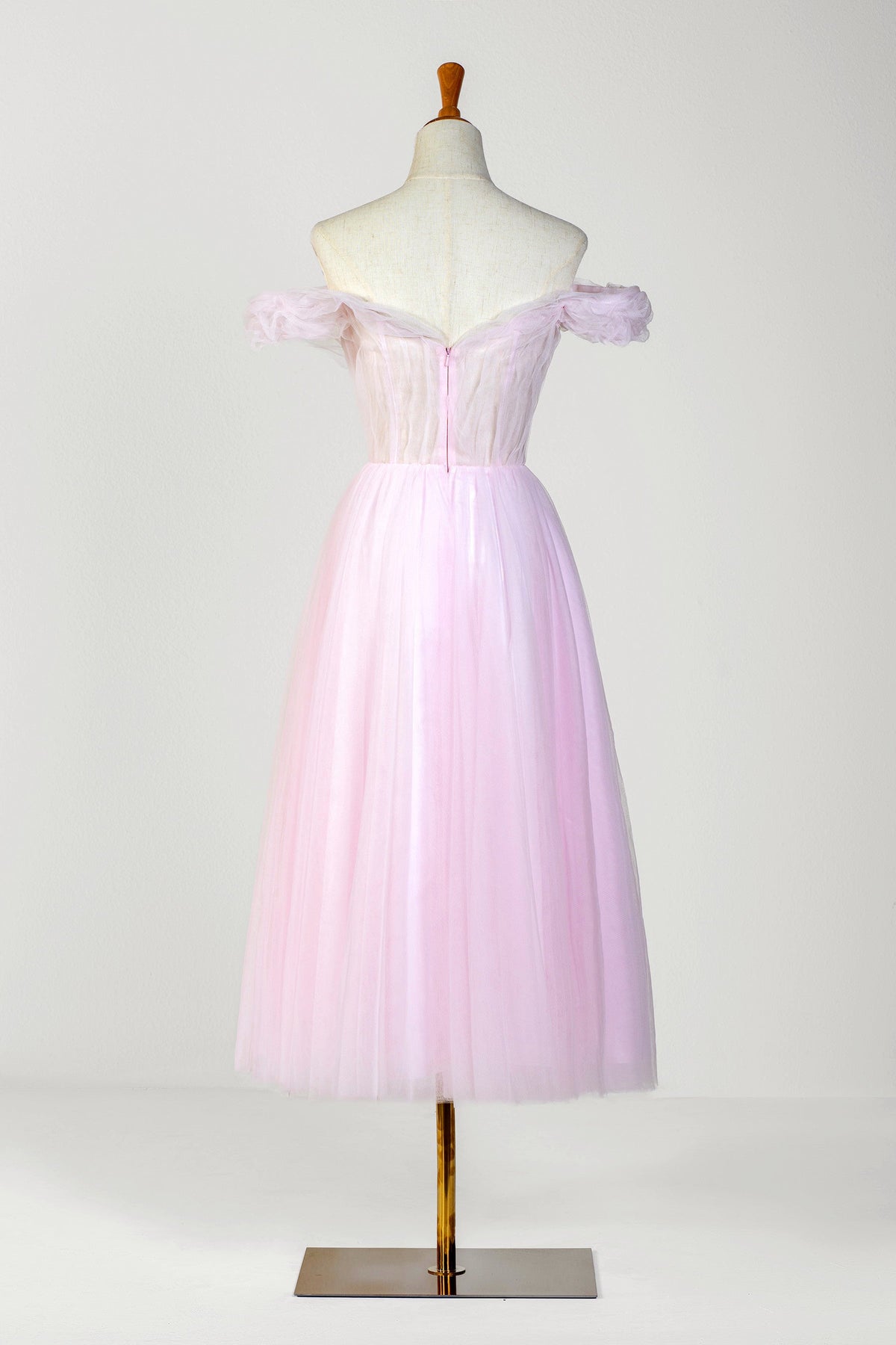 Abito da sera in tulle con scollo a cuore e spalle scoperte, lunghezza al tè