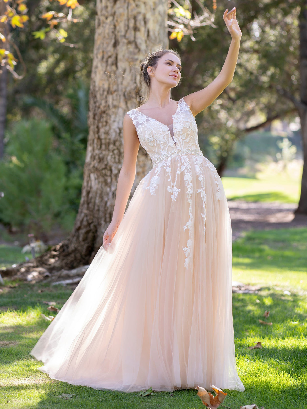 Vestido de baile comprido em tule com renda aplicada e decote em bico