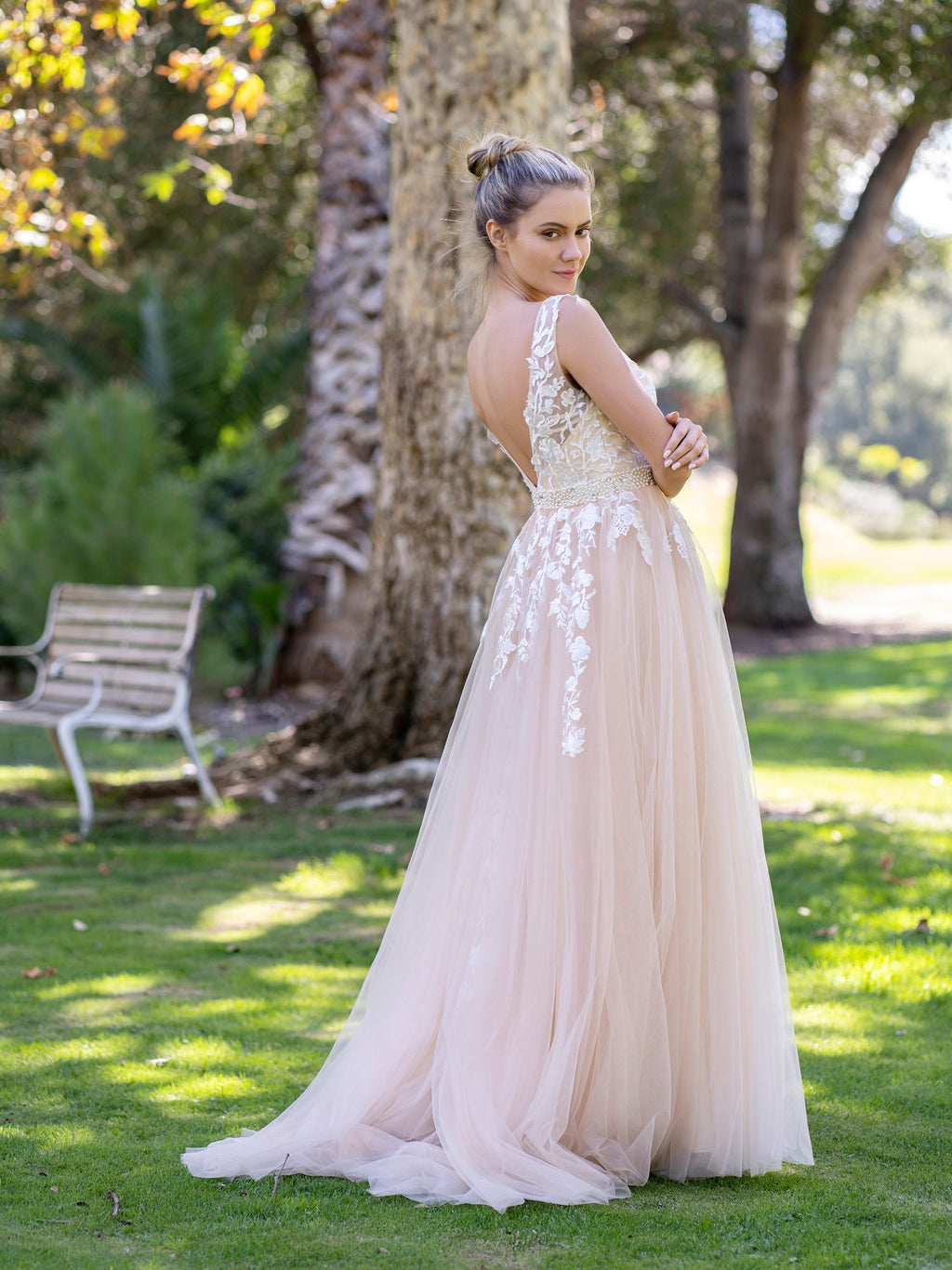 Vestido de baile comprido em tule com renda aplicada e decote em bico